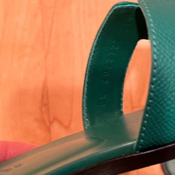 HERMES Oran sandal -size 37- Green (vert émeraude) in Epsom calfskin. - Picture 2 of 8
